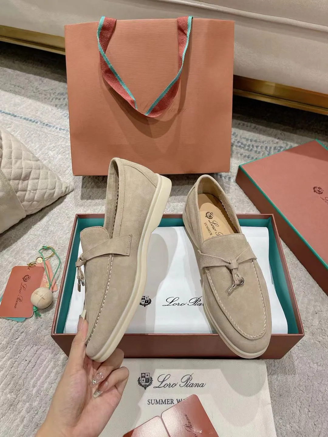 Factory price: 520💰4050 new color. Original purchase, 1⃣️: 1⃣️ folded and developed, Loro Piana professional model to try on feet, quality purchase level, flash sale of common products on the market, welcome to compare, original packaging. Fabric: Imported from Italy🐑High mercerized shearling, Lining: Hand-sewn mark thread in water-dyed cowhide imported from Italy🧵, high-end and elegant. Comfortable on the feet. Size: Women's 35-42 (41, 42) customized, non-returnable, men's 38-45 (46, 47, 48) customized, non-refundable. Fashionable boutiques that you can’t miss, a must-have item